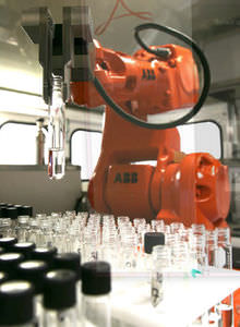 سلول روباتیکی برای تولید شیشه های  آزمایشگاهی| ظروف شفاف نگهداری نمونه |