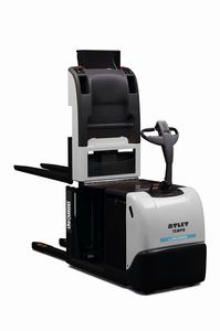 خودروی داخل انبار با راننده برای آوردن سفارشات | افقی | سطح پایین