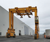 وسیله نقلیه در بندر برای جابجایی کانتینر 